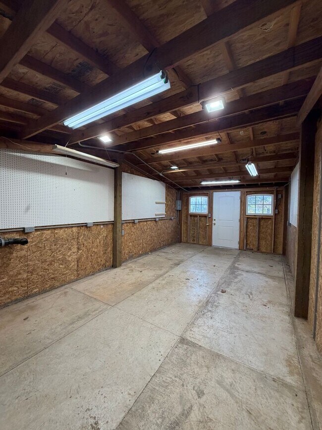 Building Photo - Rare 3-Acre 3BR Home in South Salem – Shops, Workspace & Greenhouses