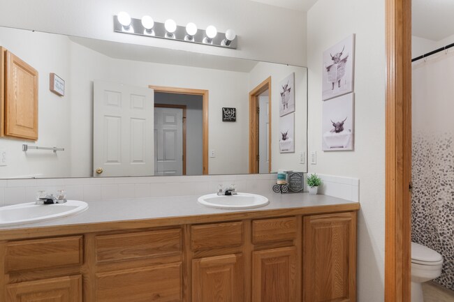 Building Photo - Beautiful 4 Bedroom House with Office