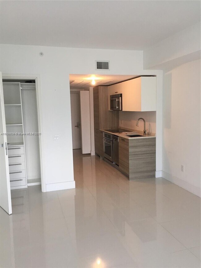 Building Photo - 1300 Brickell Bay Dr