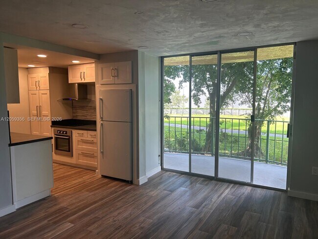 Building Photo - 9320 Fontainebleau Blvd