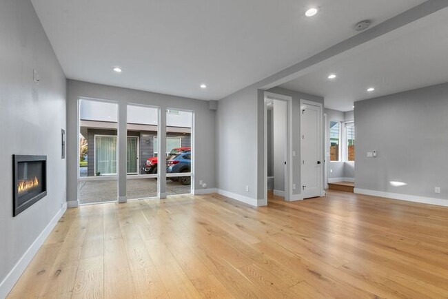 Building Photo - Gorgeous Highland Park Standalone Townhome...