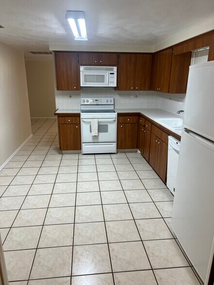 Building Photo - 10910 Rexdale Ave