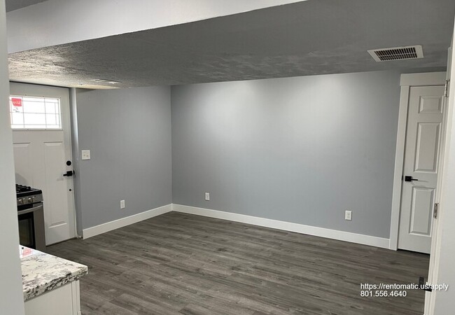 Building Photo - 703 W Vahe St