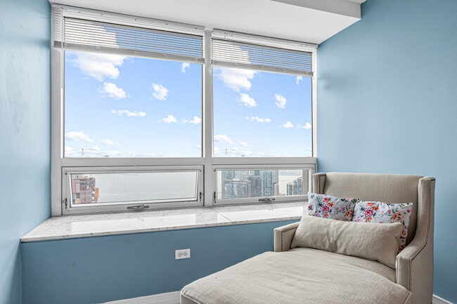 Building Photo - 512 N McClurg Ct