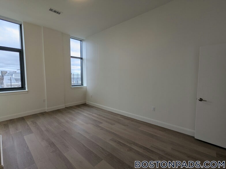 Building Photo - 1079 Commonwealth Ave