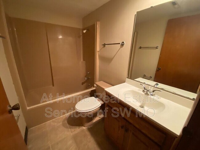 Building Photo - 2862 S Rogers Ave