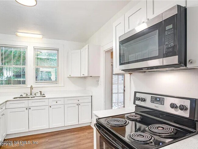 Building Photo - 940 Glencarin St