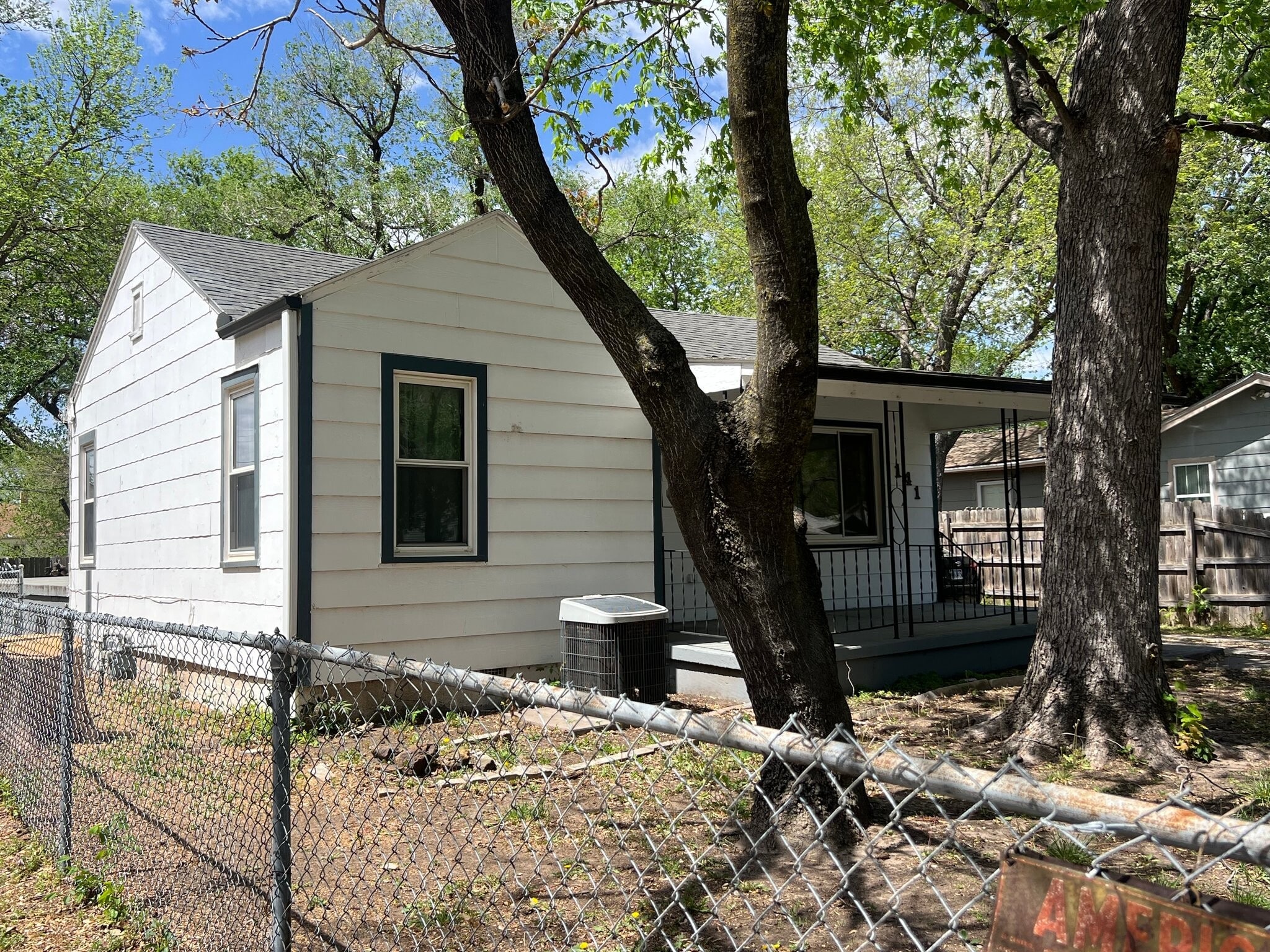 Building Photo - 141 S Custer Ave