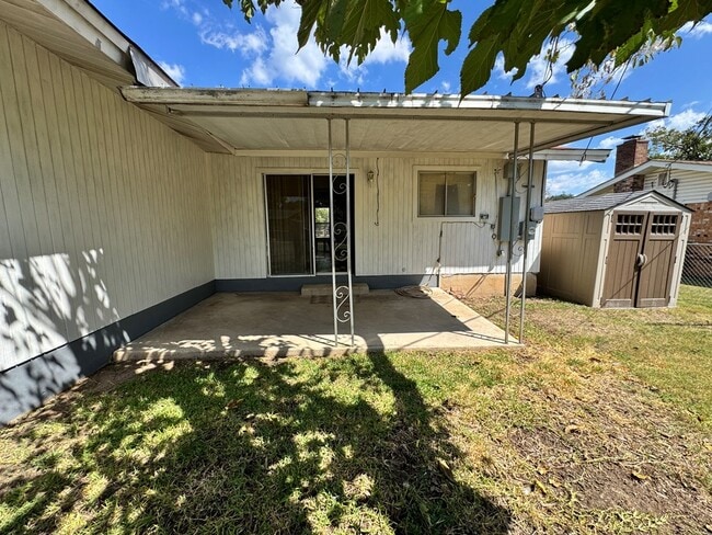 Building Photo - 719 Lake Dr