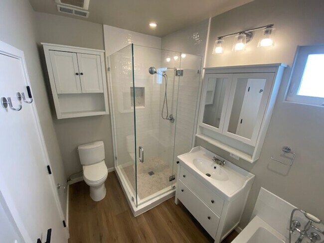 Building Photo - Pacific Grove Cottage!