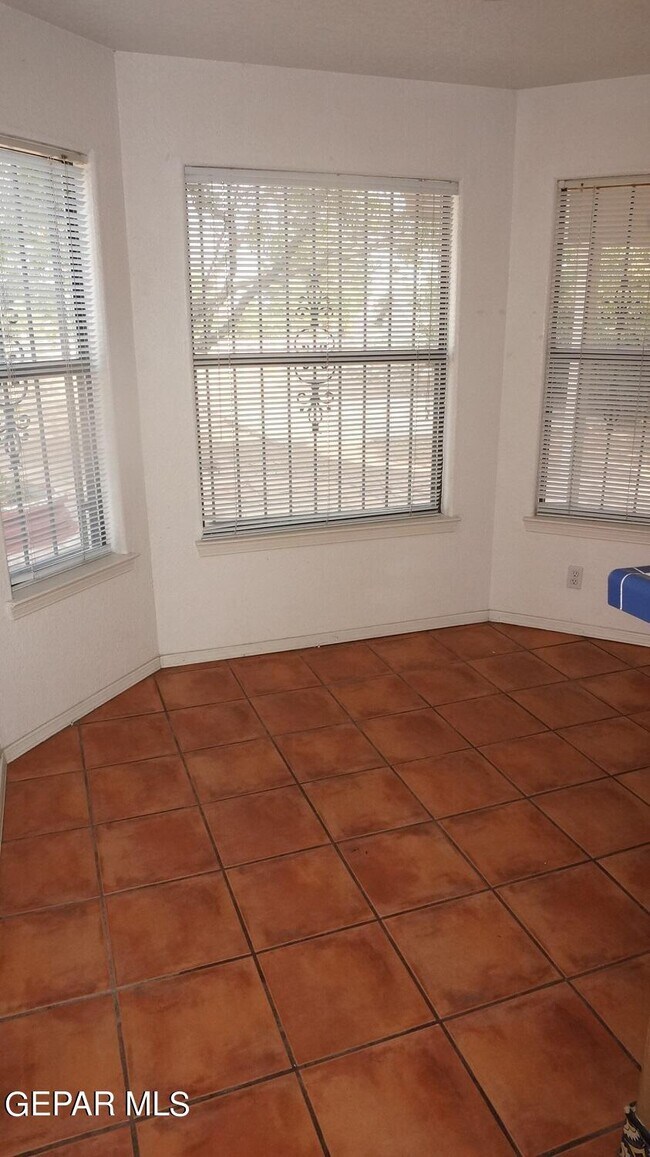 Building Photo - 1801 Garden Gate Way