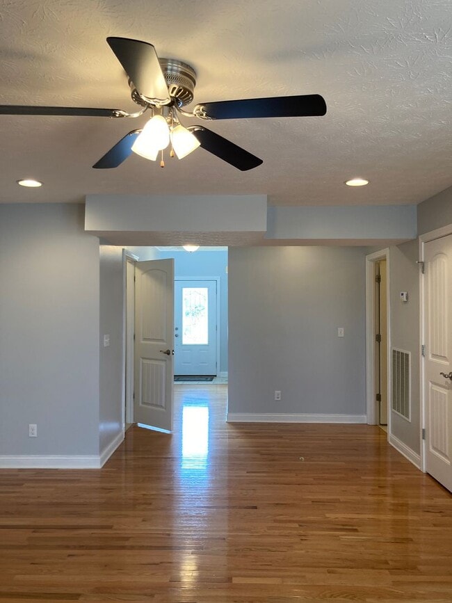 Building Photo - 141 Twin Lakes Dr