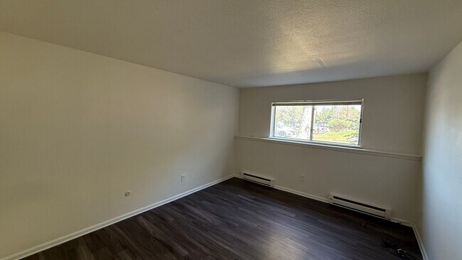 Building Photo - 2-Bedroom, 2-Bath Condo Near City Center i...