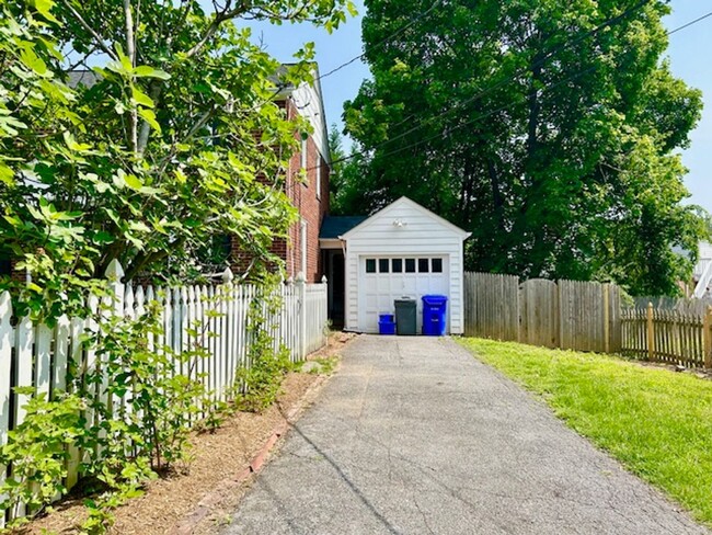 Building Photo - 4523 Gladwyne Dr