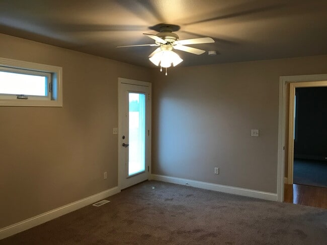 Master bedroom with patio. - 109 Scenic Dr