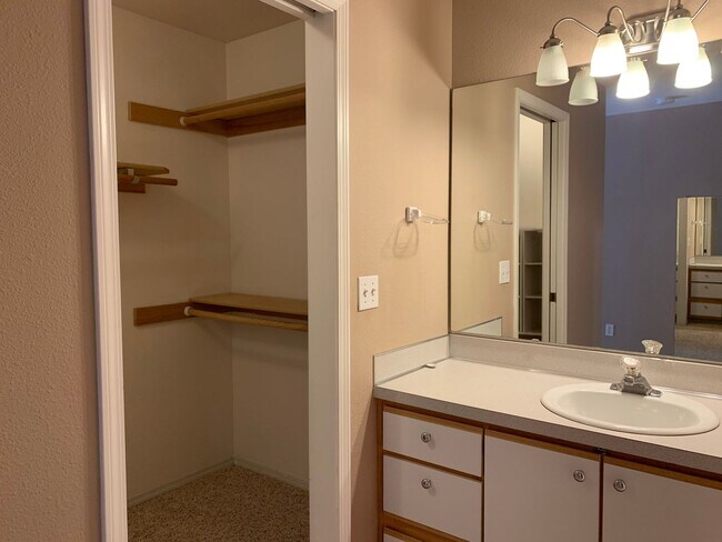 Building Photo - 2 Bed 2 Bath Summerwood Village Condo! Move In Special!