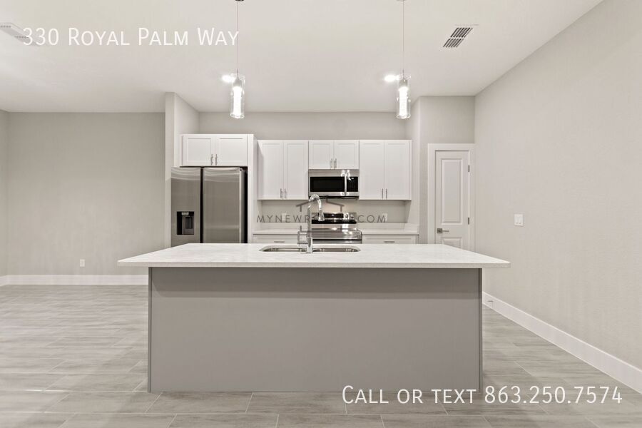 Building Photo - 330 Royal Palm Wy