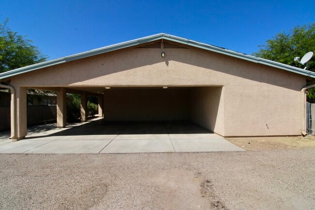 Building Photo - 8981 E Golf Links Rd