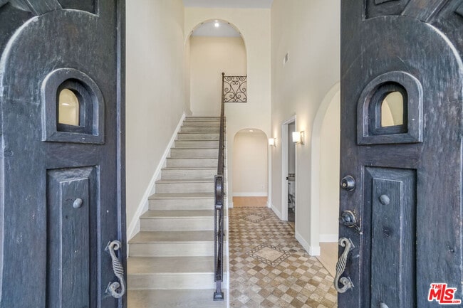 Building Photo - 209 N Doheny Dr