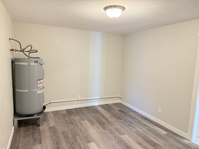 Building Photo - New 2 bed 1 1/2 bath duplex in Springfield!