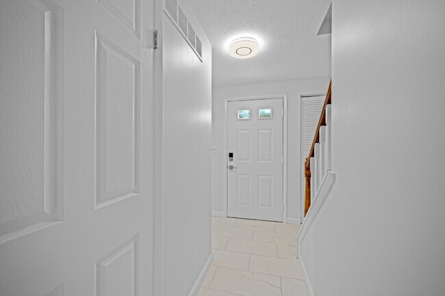 Building Photo - Discover Your Dream Home: Modern Comfort M...