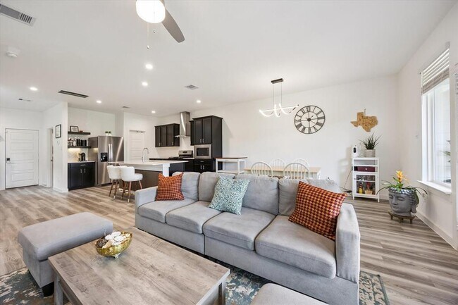 Building Photo - 3215 Creston Gate Dr