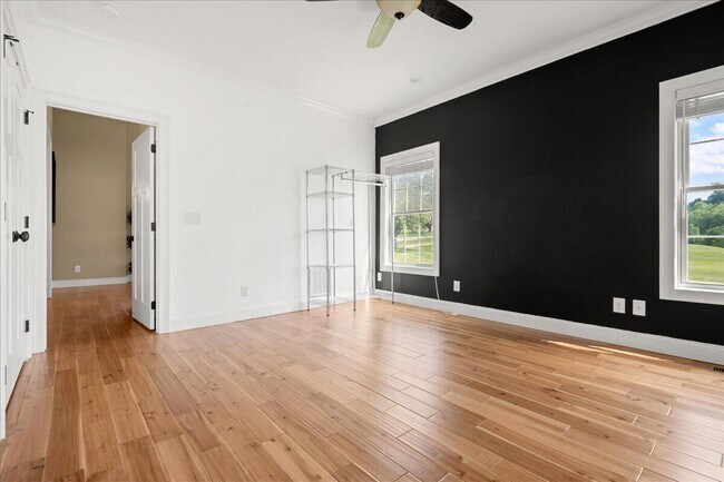 Building Photo - 200 Crooked Creek Dr