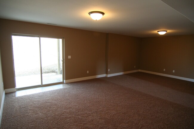 Building Photo - 4 Bedroom, 3 bath close to University and ...