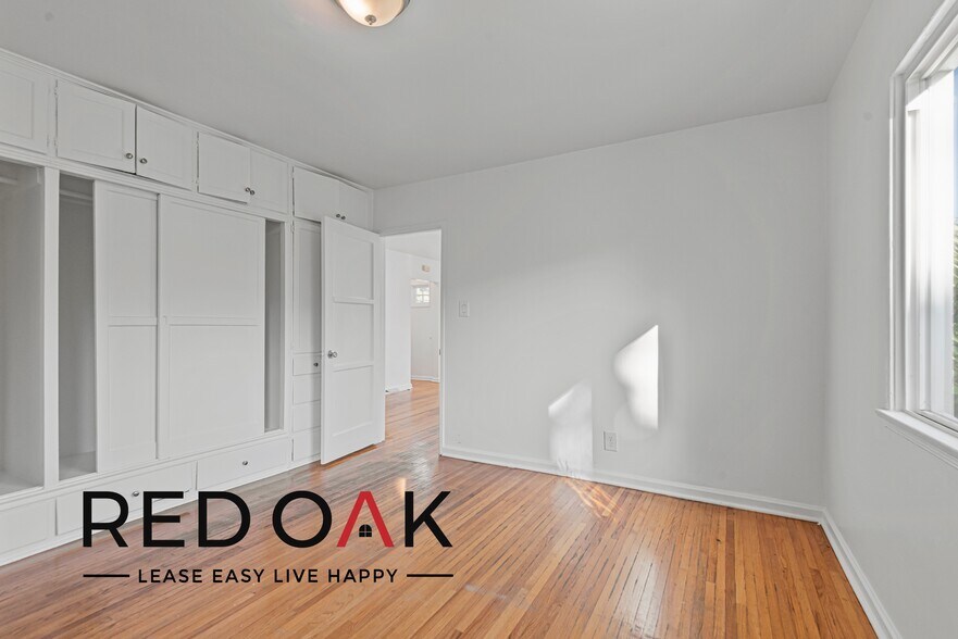 Building Photo - 1115 N Doheny Dr