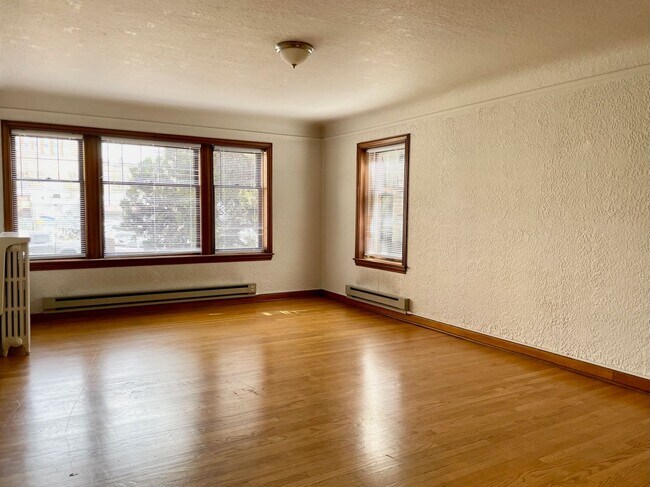 Building Photo - Spacious 2 Bed 1 Bath Condo in University of Washington District.