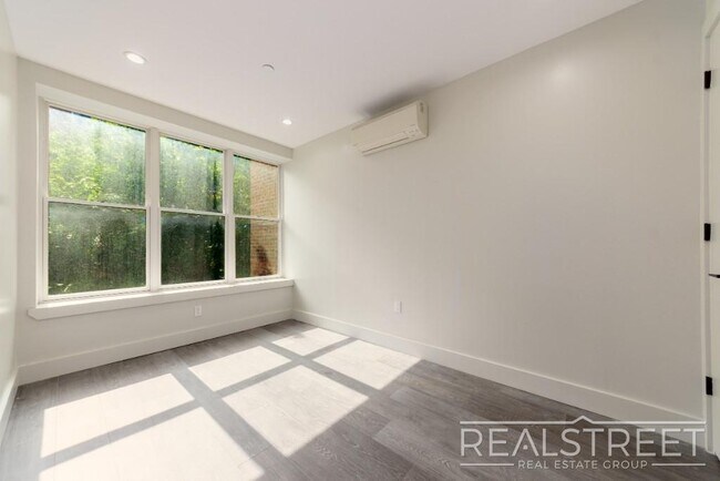 Building Photo - Stunning & Spacious NEW 2 BED in Flatbush ...