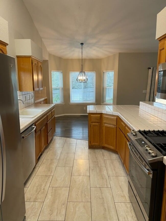 Building Photo - $100 Move in Special ~ 3 Bedroom Located in Country Heights Subdivision!