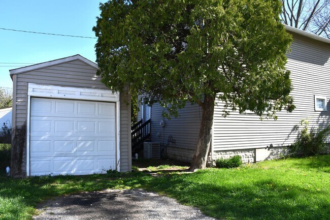 Building Photo - NEW LISTING!! 3 Bedroom House