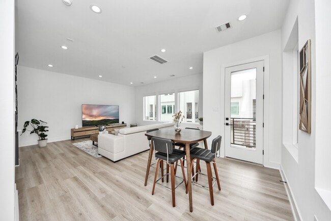 Building Photo - 8320 Brecha Ln