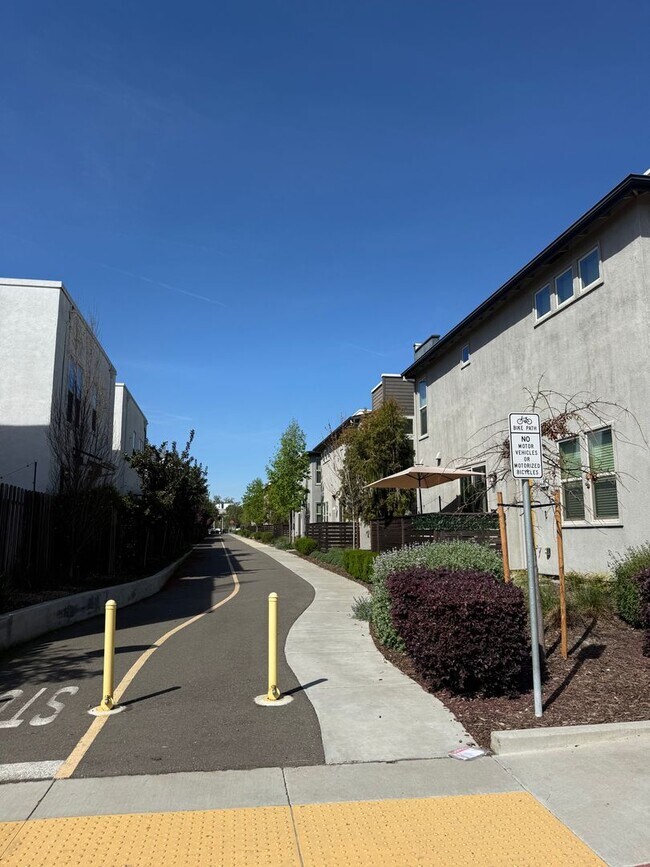 Building Photo - 2 bed | 2.5 bath | 1014 SF | 1 Car Garage | Tri-level condominium| Owner pays WS&G!