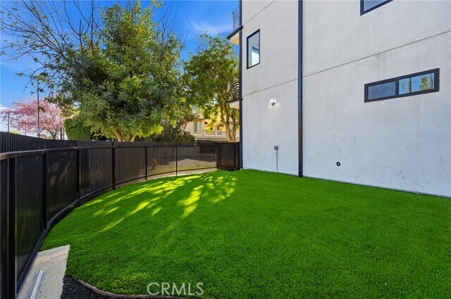 Building Photo - 13600 Burbank Blvd