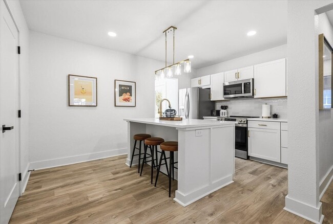 Building Photo - 643 W 8th Ave