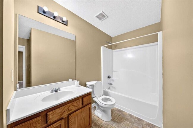Building Photo - 744 W Vincent Dr