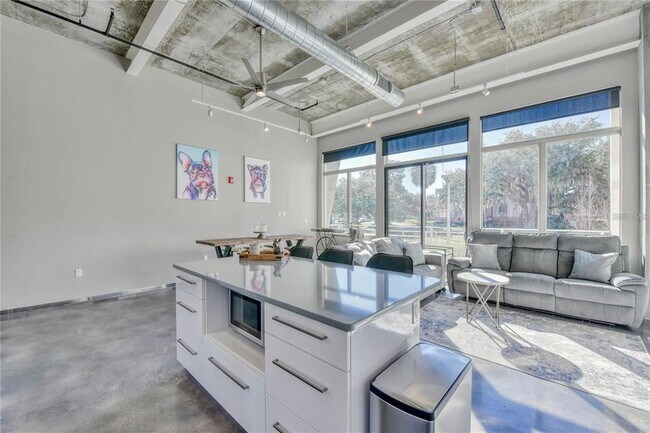 Building Photo - 302 SE Broadway St