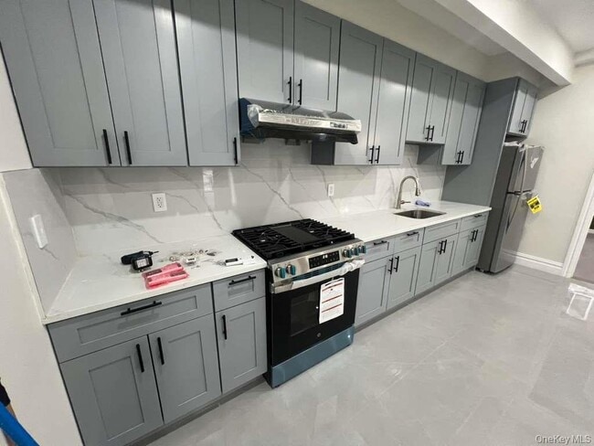 Building Photo - 61-14 Cloverdale Blvd