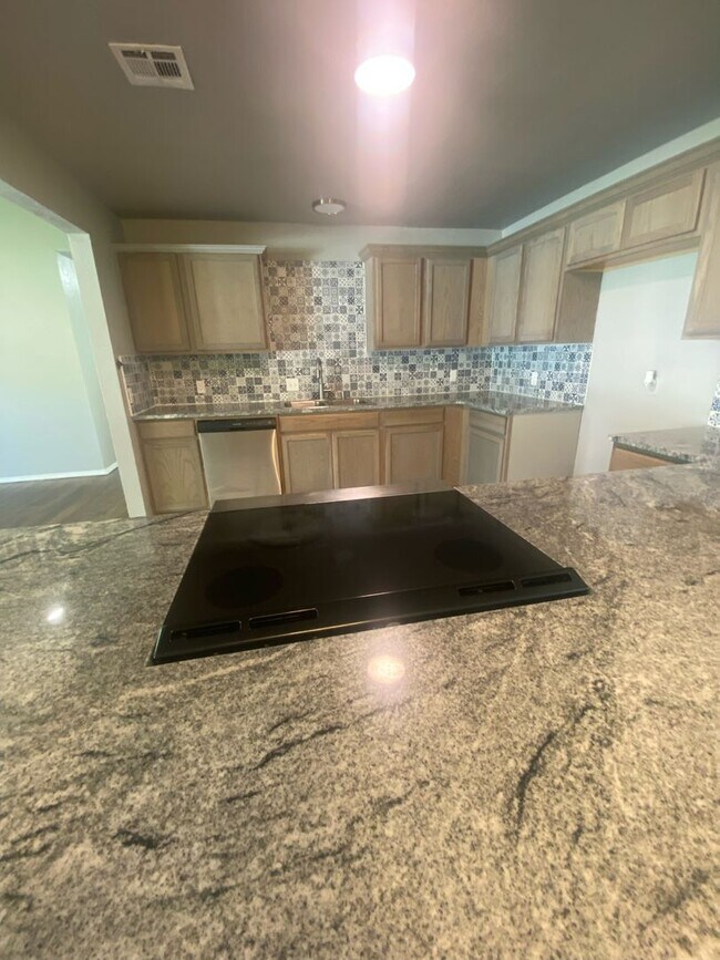 Building Photo - Gorgeous 3 Bed, 2 Bath Home with Modern Up...
