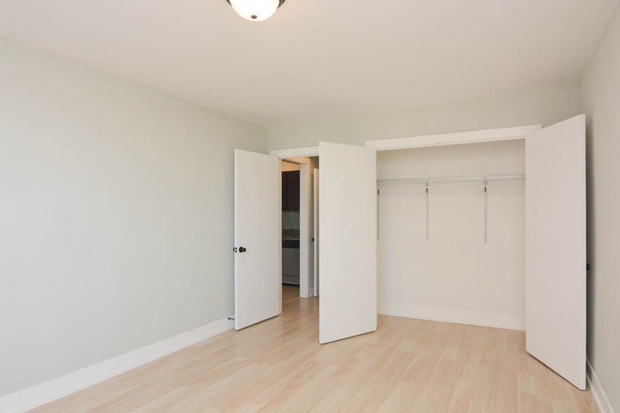 Building Photo - 450 W Wellington Ave