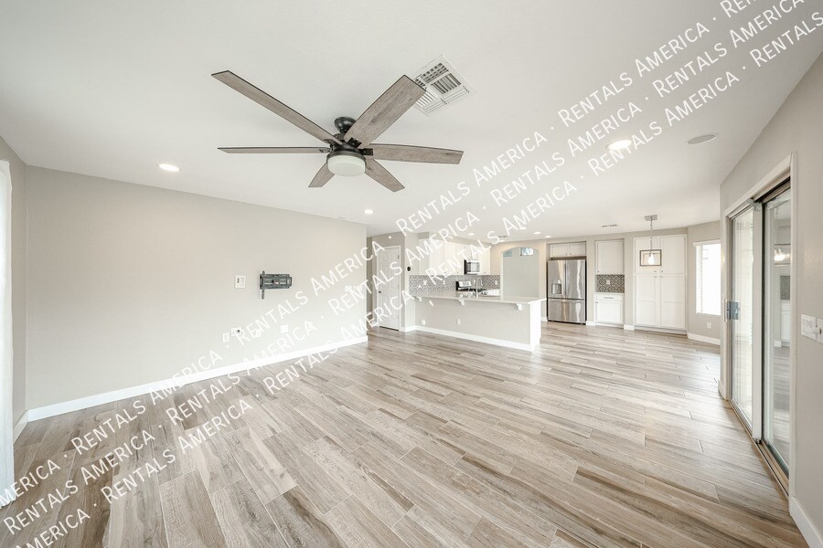 Building Photo - 2305 E Cherry Hills Pl