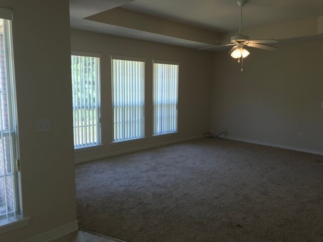 Building Photo - 2642 Hidden Creek Dr