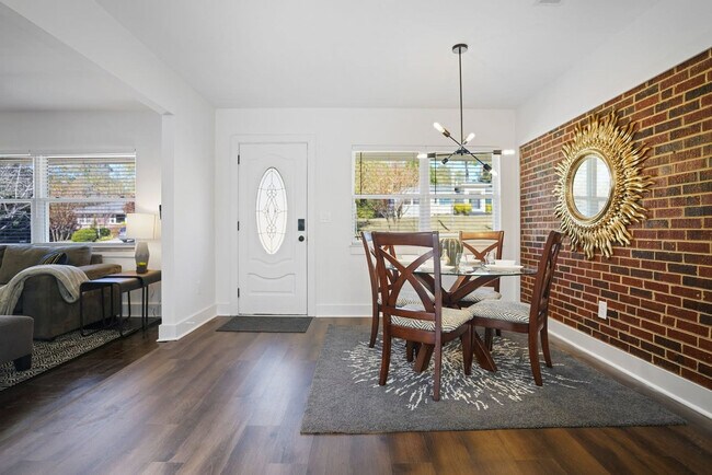 Building Photo - 2234 Edgemore Dr SE