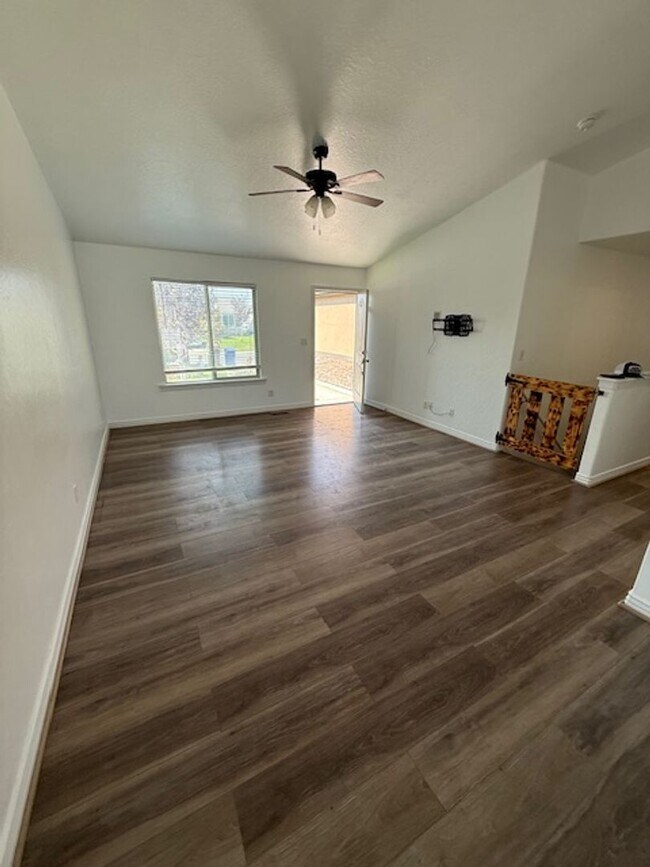 Building Photo - 3 Bedroom Eagle Mountain Home
