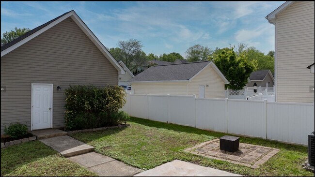 Building Photo - Fenced Yard in Cornelius with Detached Garage