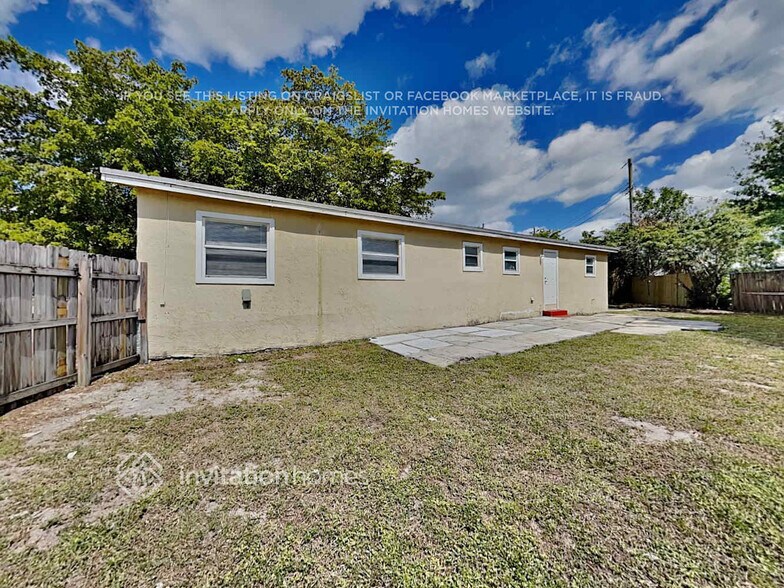 Building Photo - 2450 NW 30th Way