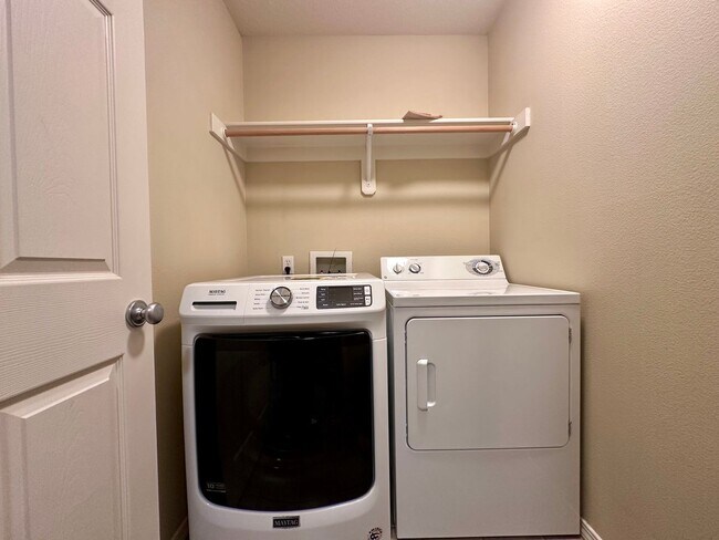 Building Photo - 1/2 off first months rent!! | Modern Comfort Meets Convenience in Beaverton Townhouse 2 Bed 2.5 B...