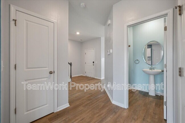 Building Photo - 208 Evergreen Ave